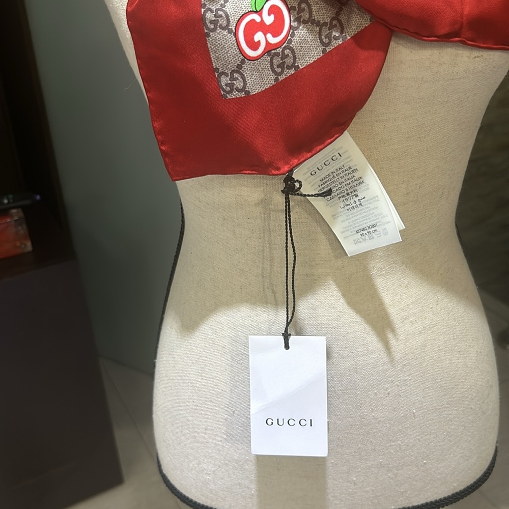 Gucci silk scarf Made in Italy - Picture 2 of 5